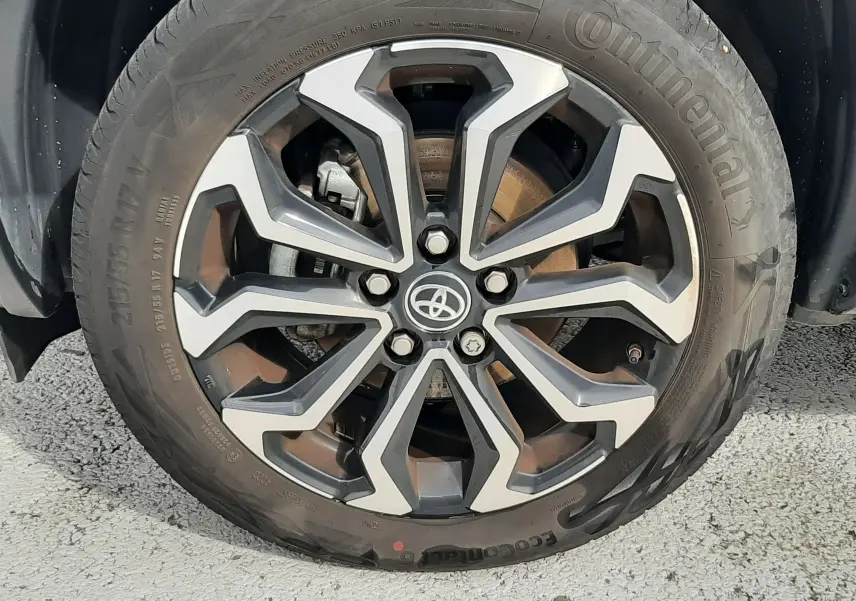 Gros plan sur la jante alliage bi-ton de 17 pouces avec logo Toyota, montée sur un pneu Continental.