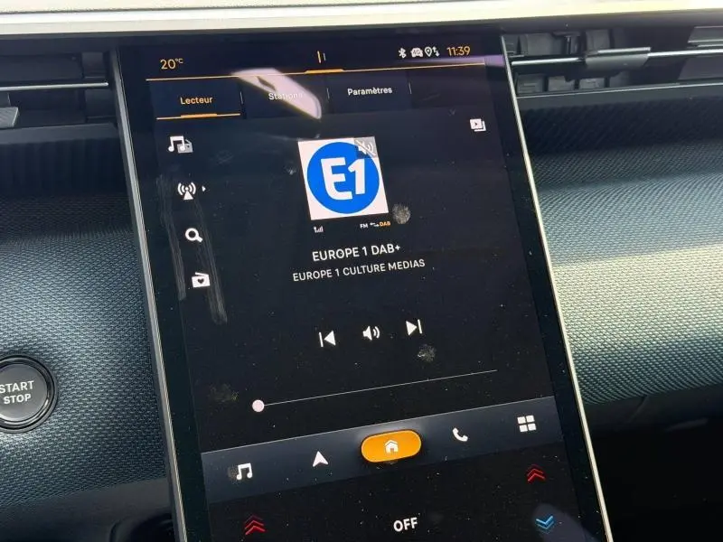 Écran tactile central du tableau de bord du Citroën C5 Aircross gris Platinium, affichant la radio Europe 1 DAB+.