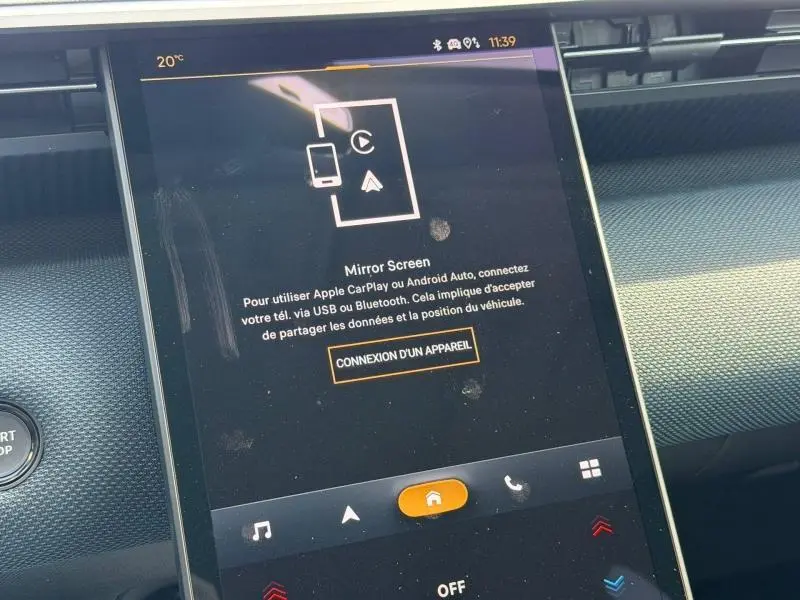 Écran tactile central du Citroën C5 Aircross 2026 gris Platinium affichant la connexion Mirror Screen.