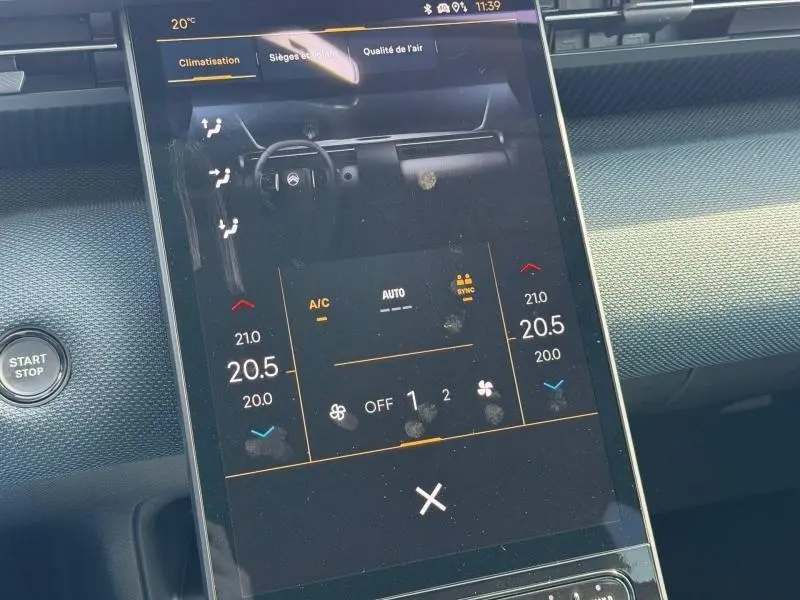 Écran tactile central du tableau de bord du Citroën C5 Aircross gris Platinium, affichant les réglages de climatisation.