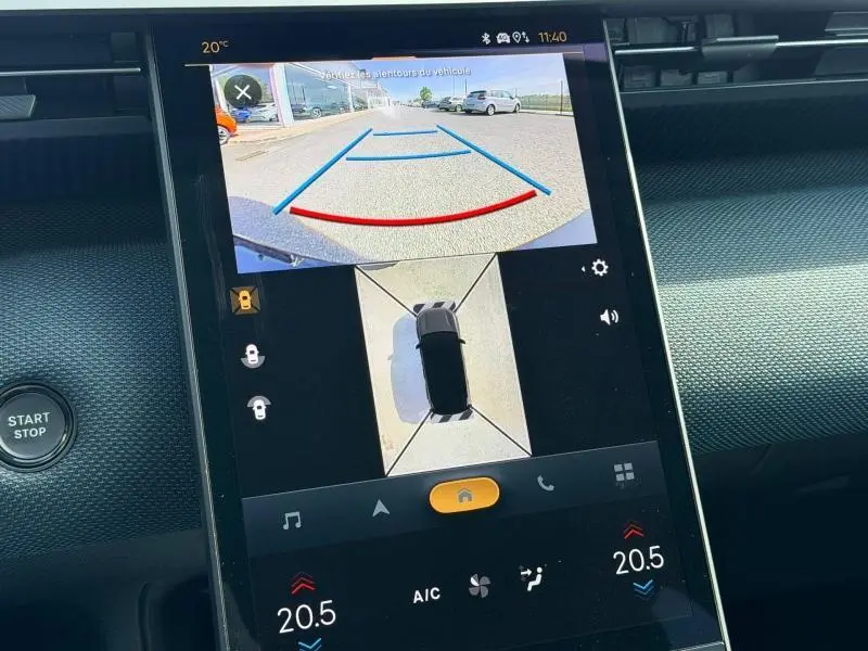 Écran tactile intérieur du Citroën C5 Aircross gris platinium montrant la caméra de recul et vue panoramique 360°