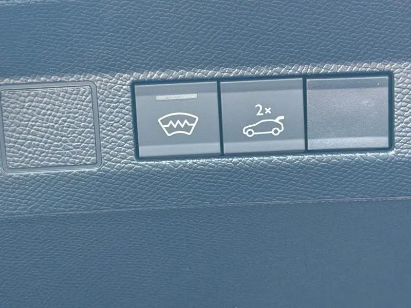 Gros plan sur les boutons de commande du hayon et du dégivrage arrière dans l’habitacle du Citroën C5 Aircross gris Platinium.