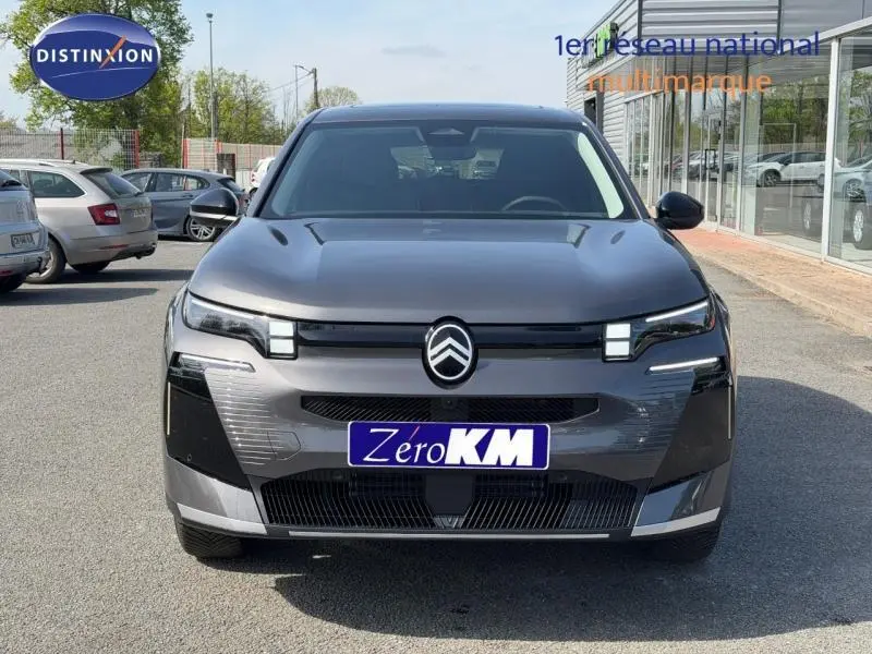 Vue de face du Citroën C5 Aircross gris Platinium 2026, mettant en valeur sa calandre moderne et ses phares LED distinctifs.
