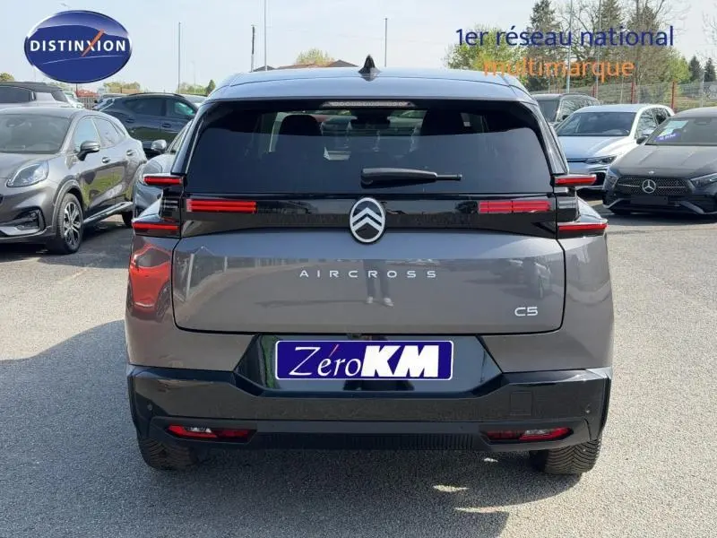 Vue arrière d’un Citroën C5 Aircross gris Platinium avec feux LED horizontaux et logo centré sur hayon noir.