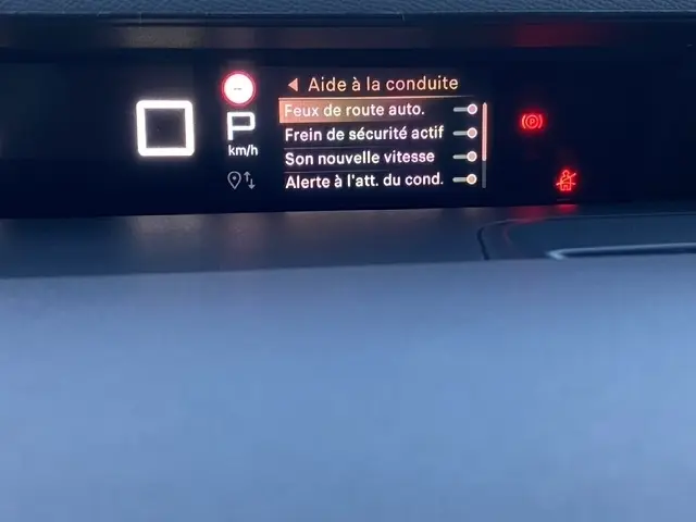 Affichage numérique du tableau de bord de la Citroën C3 Hybrid 145, montrant les aides à la conduite activées.
