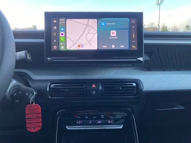 Vue frontale de l'intérieur du Citroën C3 Hybrid 145 E-DCS6 MAX 2026, avec écran tactile central affichant la navigation.