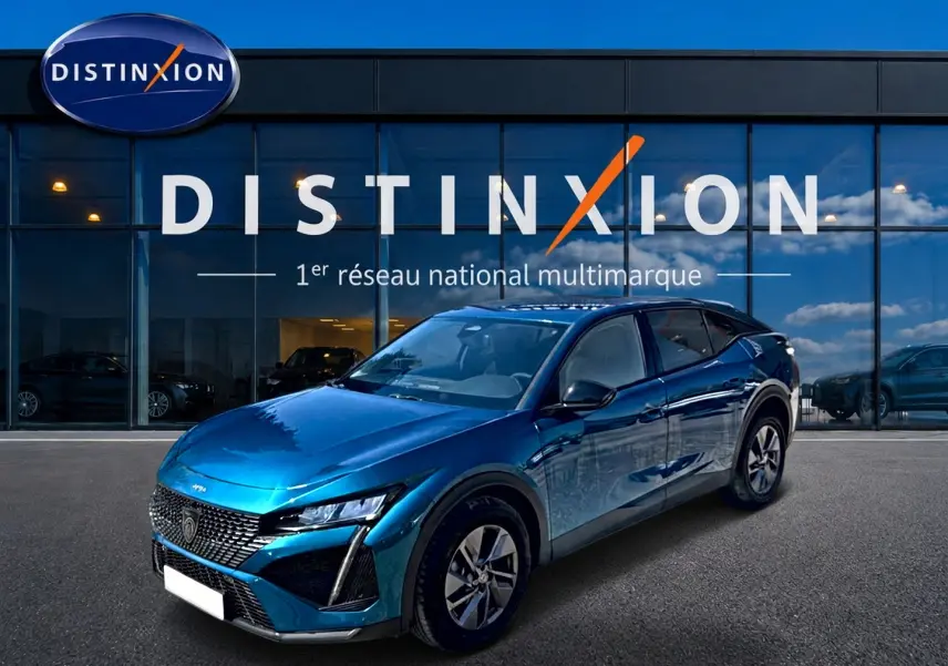 PEUGEOT 408 Hybrid 145 allure e-dcs6 bleu en 3/4 avant droit, avec calandre distinctive et jantes alu visibles.