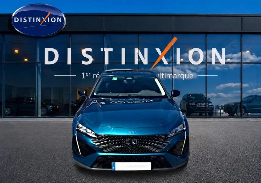 Vue frontale d'une Peugeot 408 Hybrid 145 allure e-dcs6 bleu, avec calandre distinctive et phares LED allumés.