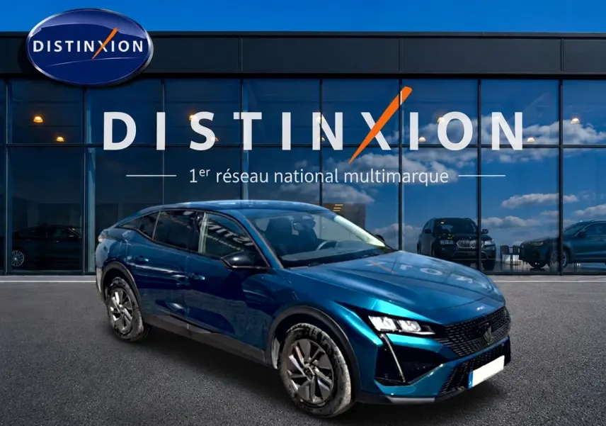 Peugeot 408 Hybrid 145 allure bleu vue 3/4 avant droit devant vitrine Distinxion.