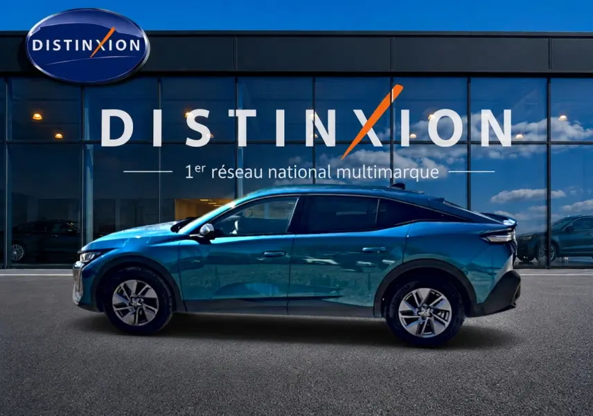 Peugeot 408 Hybrid 145 allure e-dcs6 bleu en profil droit devant une vitrine avec logo Distinxion.