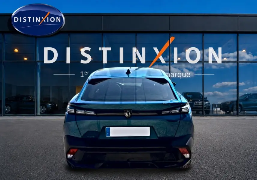 Vue arrière d'une Peugeot 408 Hybrid 145 allure e-dcs6 bleu, avec feux LED et lunette arrière surteintée.