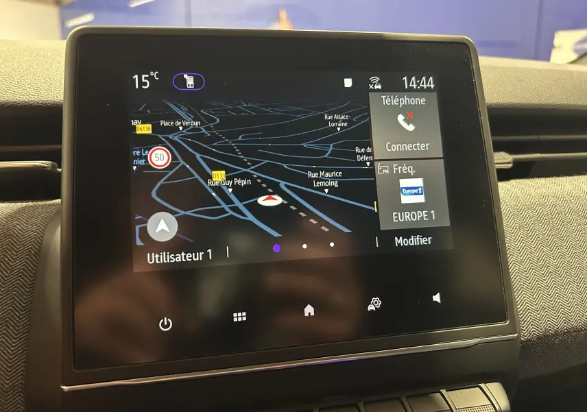 Écran tactile central du tableau de bord de la Renault Clio V gris Rafale affichant la navigation GPS et les options téléphone.