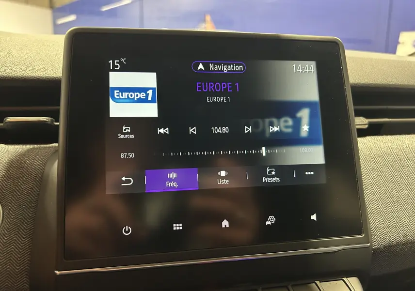 Écran tactile central de la Renault Clio V gris Rafale affichant la radio Europe 1 à 14h44, vue intérieure frontale.