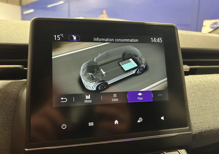 Écran central montrant la consommation d'énergie d'une Renault Clio V hybride, vue intérieure du tableau de bord.