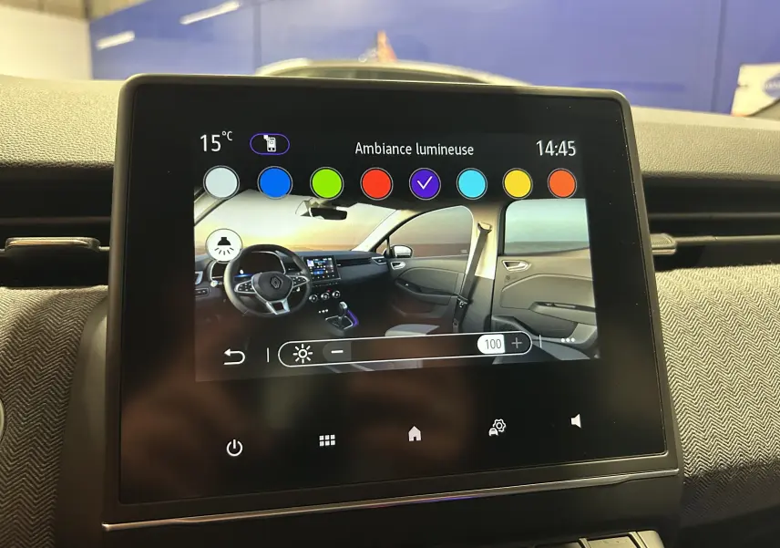 Écran tactile intérieur de Renault Clio V affichant les options d'ambiance lumineuse avec vue sur tableau de bord et sièges.