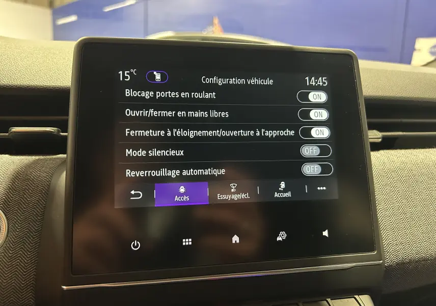 Écran tactile central de la Renault Clio V gris Rafale montrant les réglages d'accès et de verrouillage du véhicule.