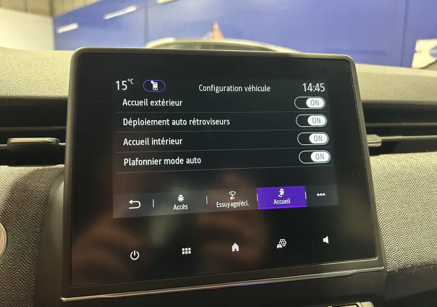 Écran tactile central de la Renault Clio V gris Rafale affichant les réglages de configuration véhicule en intérieur.
