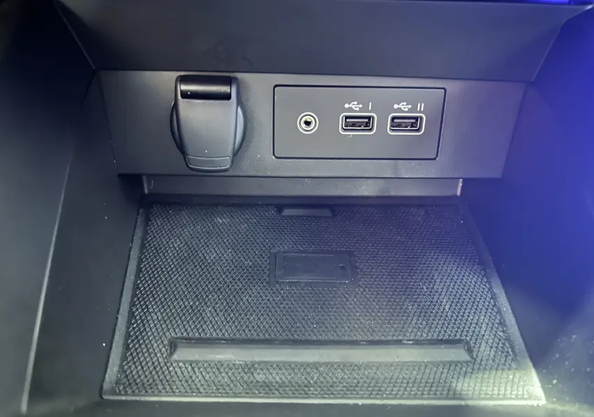 Vue rapprochée de la console centrale de la Renault Clio V gris Rafale, montrant deux ports USB et une prise auxiliaire.
