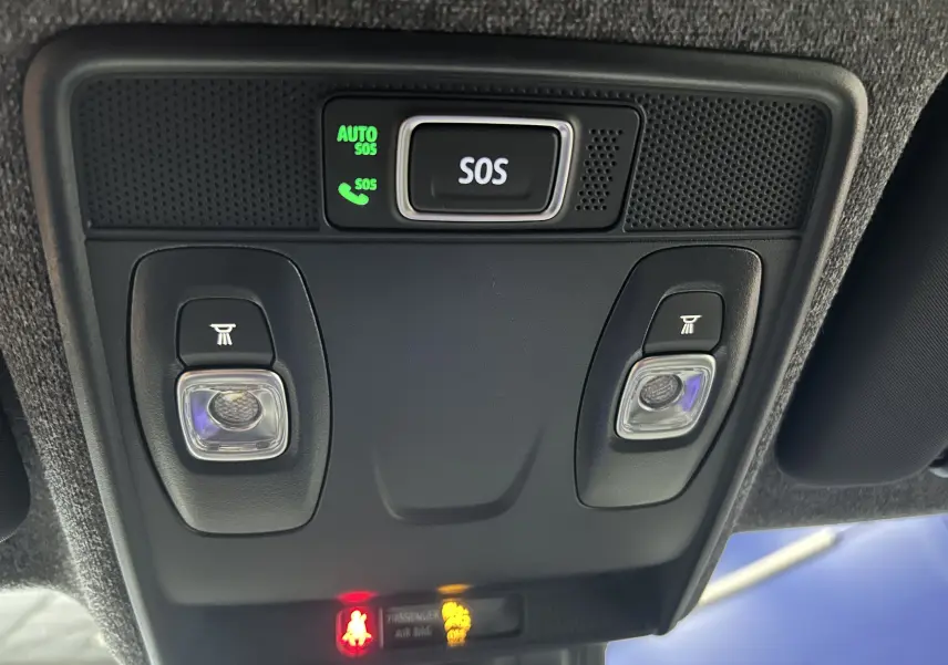 Vue en gros plan du plafonnier intérieur noir avec bouton SOS et éclairages de lecture dans une Renault Clio V gris rafale.