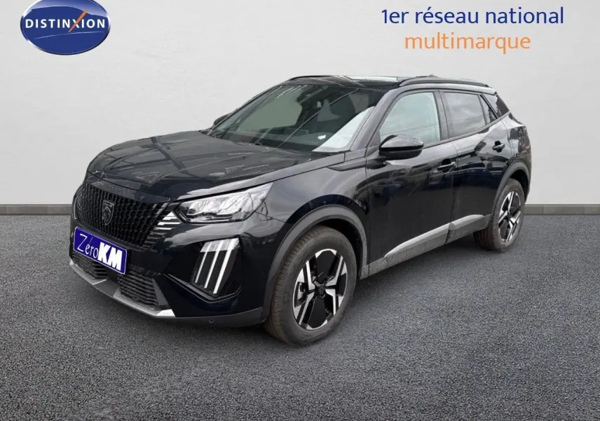 Peugeot 2008 noir métal en 3/4 avant droit, avec jantes bicolores et signature lumineuse verticale distinctive.