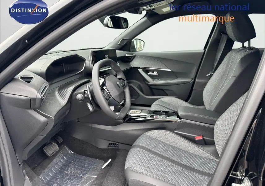 Intérieur du Peugeot 2008 Hybrid 136ch Allure 2025 en noir métal, vue côté gauche montrant tableau de bord et sièges tissu gris.