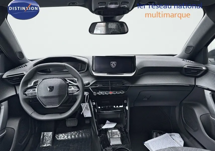 Intérieur noir du Peugeot 2008 Hybrid 136ch Allure 2025 vu de face, avec tableau de bord moderne et écran central tactile.