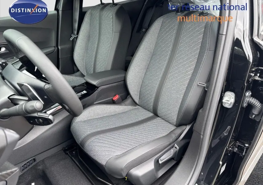 Intérieur du PEUGEOT 2008 noir métal, vue côté conducteur, sièges tissu gris avec surpiqûres et cuir noir.