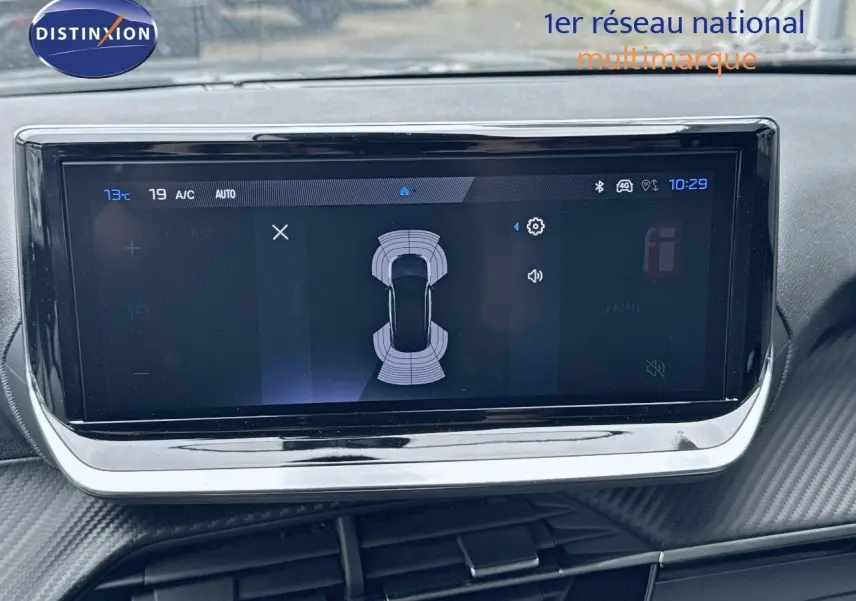 Écran tactile central du Peugeot 2008 Hybrid 136ch Allure 2025 affichant la détection des obstacles en mode parking.