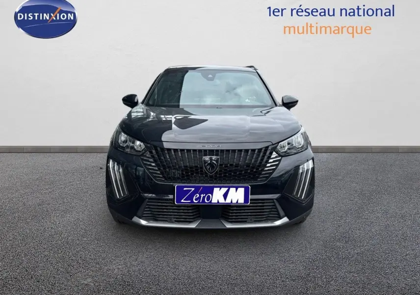 Vue frontale du Peugeot 2008 Hybrid 136ch Allure noir métal avec calandre distinctive et feux LED verticaux.