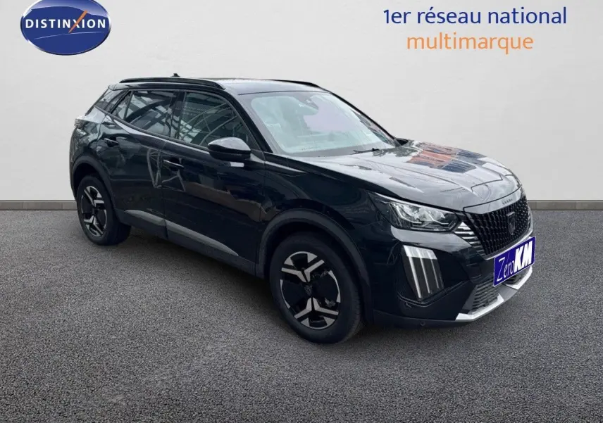 Peugeot 2008 Hybrid noir métal en 3/4 avant droit, mettant en valeur ses jantes bi-ton et ses feux LED verticaux.