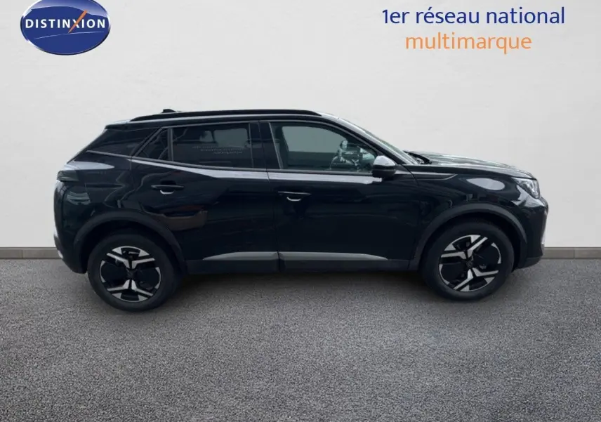 Profil droit du Peugeot 2008 Hybrid 136ch Allure noir métal avec jantes alliage et lignes épurées visibles.