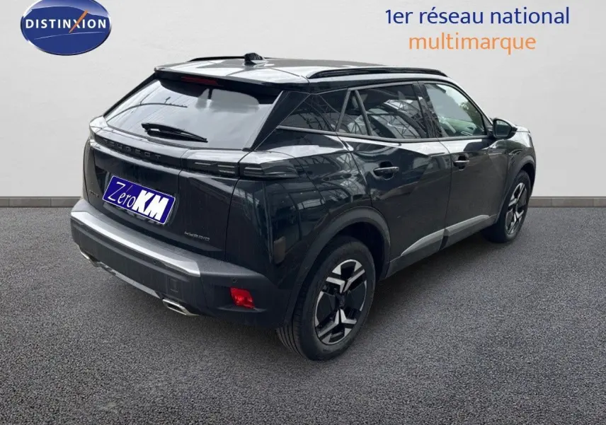 Vue 3/4 arrière droite du Peugeot 2008 Hybrid 136ch noir métal avec jantes biton et toit panoramique.