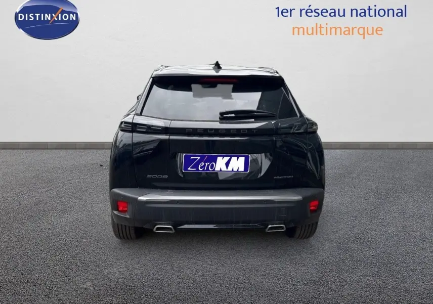 Vue arrière du Peugeot 2008 HYBRID 136CH Allure noir métal, soulignant ses feux et double sortie d'échappement.
