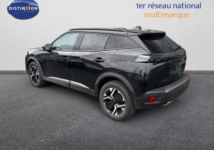 Peugeot 2008 noir métal en 3/4 arrière côté gauche, soulignant ses jantes bi-ton et lignes modernes.