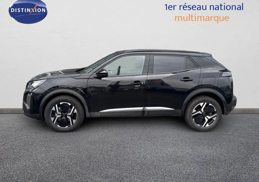 Profil côté gauche d'un Peugeot 2008 HYBRID 136CH Allure noir métal, soulignant ses jantes modernes et lignes épurées.