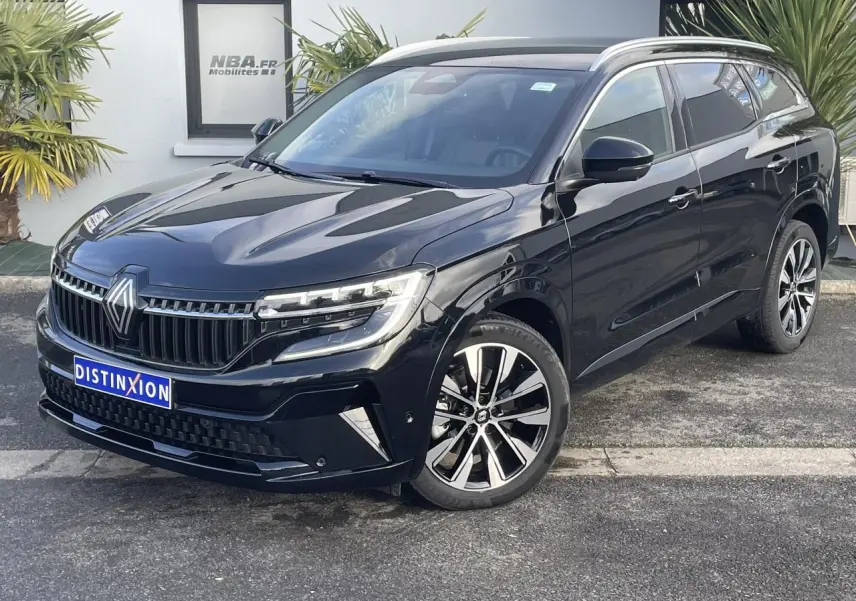 Vue 3/4 avant droite du Renault Espace noir étoilé 2024 avec jantes alliage et calandre distinctive.