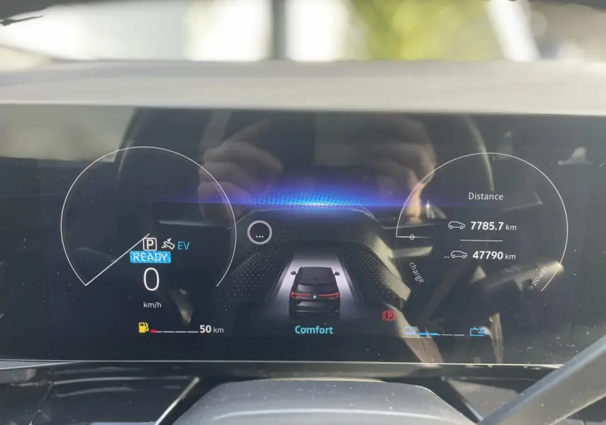 Tableau de bord numérique de Renault Espace noir étoile 2024 affichant mode confort et informations de distance.