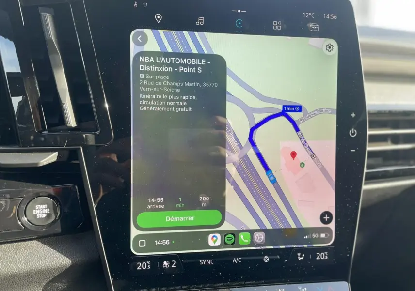 Écran tactile central du Renault Espace noir étoilé 2024 affichant la navigation GPS en vue rapprochée.