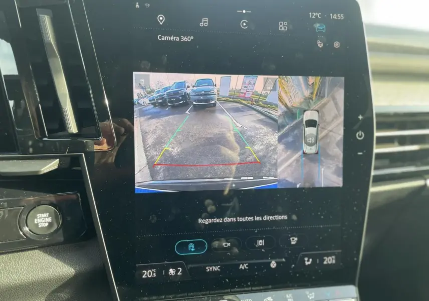 Écran tactile intérieur montrant la caméra 360° du Renault Espace noir étoilé, avec vue arrière et plan 3D du véhicule.