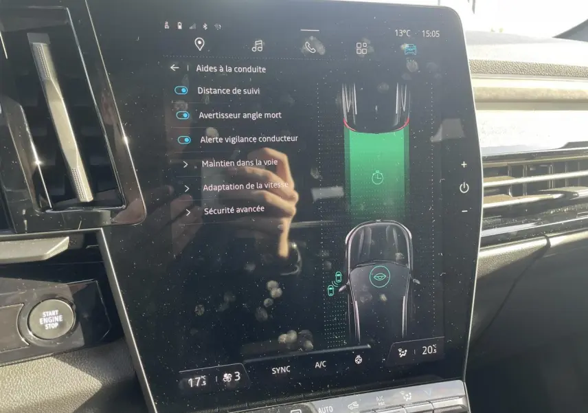 Vue rapprochée de l'écran tactile central du Renault Espace noir étoilé 2024 affichant les aides à la conduite.