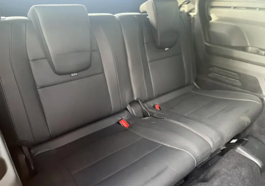 Vue rapprochée sur la banquette arrière en cuir noir du Renault Espace 2024, version hybride 7 places.