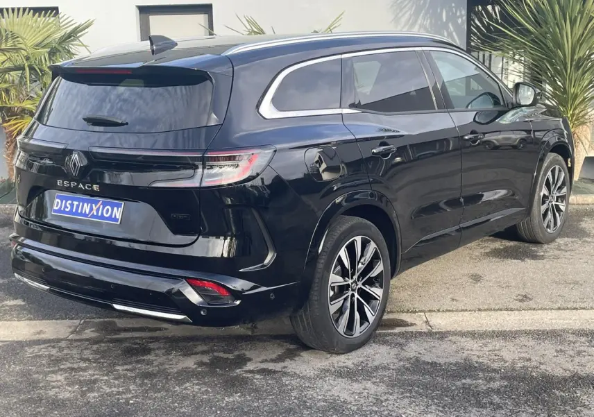 Vue 3/4 arrière droite d'un Renault Espace noir étoilé avec jantes alliage et vitres arrière surteintées.