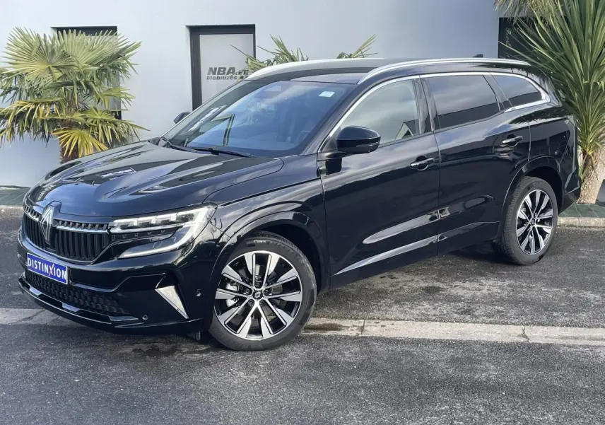 Renault Espace noir étoilé en vue 3/4 avant droit, avec jantes alliage 19 pouces et vitres surteintées.