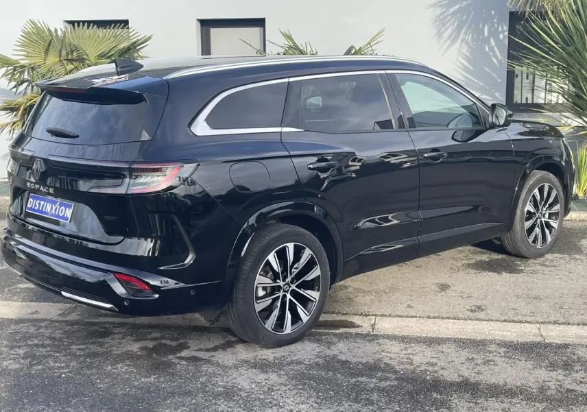 Vue 3/4 arrière droite du Renault Espace 2024 noir étoilé avec jantes alliage et vitres arrière surteintées.