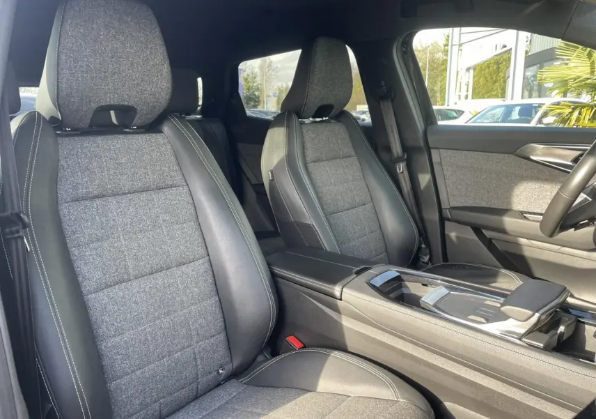 Vue intérieure côté avant droit montrant les sièges tissu gris et cuir noir du Renault Espace 2024 E-Tech Hybrid.