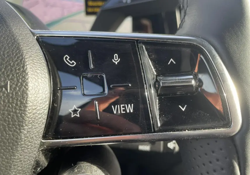 Gros plan sur les commandes multifonctions noires à droite du volant du Renault Espace 2024, finition Techno.