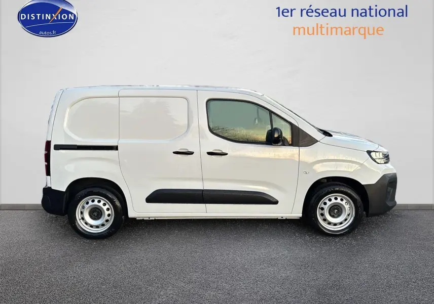 Vue de profil côté gauche d'un Citroën Berlingo Fourgon blanc avec porte latérale coulissante et jantes acier.