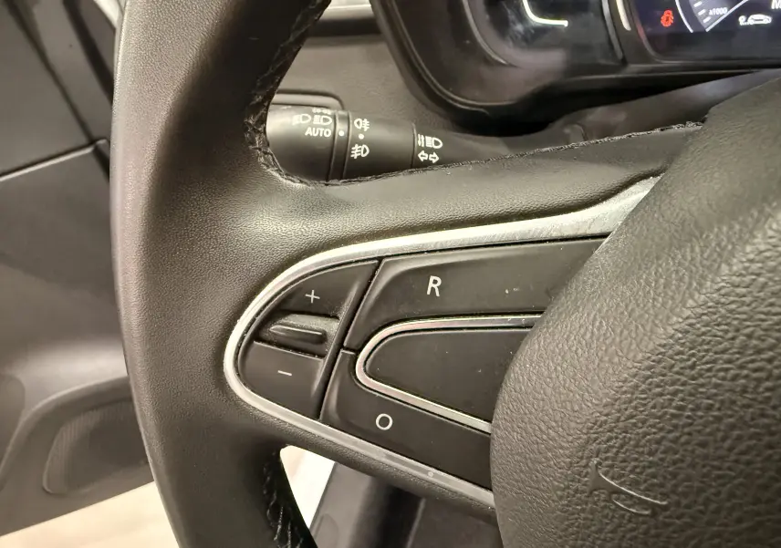 Gros plan sur les commandes au volant côté gauche du Renault Kadjar 1.5 dCi 115 Business, intérieur noir.
