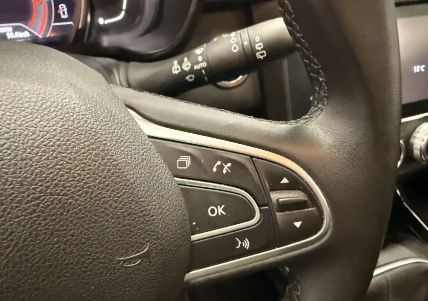 Gros plan sur le volant en cuir noir du Renault Kadjar 2020, avec commandes multifonctions visibles côté droit.