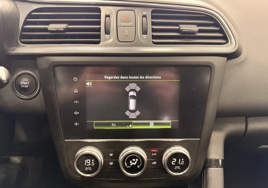 Vue rapprochée du tableau de bord du Renault Kadjar 1.5 dCi 115 Business 2020, avec écran tactile et commandes de climatisation.